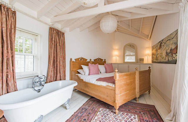 Stunning coastal holiday home with sea views, sleeping 6 guests with 3 bathrooms in Kingsdown.