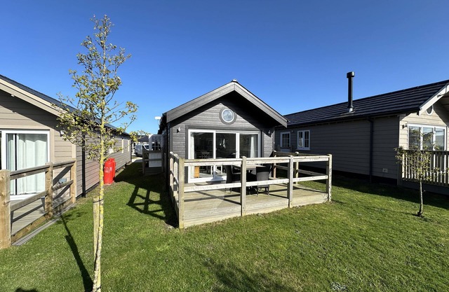 Stunning Coastal Lodge - Sleeping 4 in 2 Bedrooms - Pool and Beach Access Included.