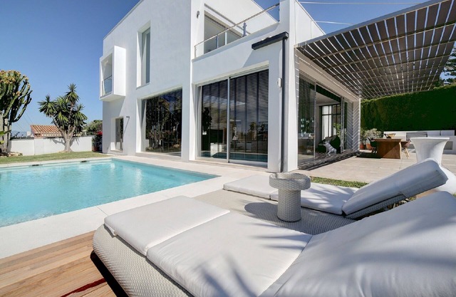 Stunning Contemporary Villa next to Golf Resort