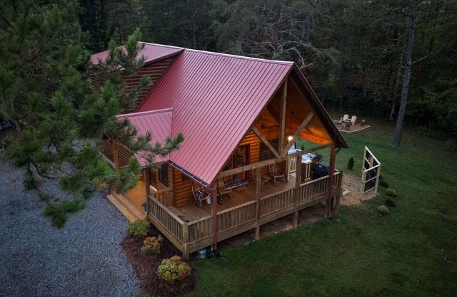 Stunning Craftsman chalet close to Murphy. Hot Tub, Fire Pit, Dog Friendly