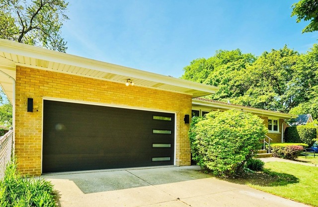 Stunning downtown Skokie mid-century modernnLuxury three bedroom ranch home