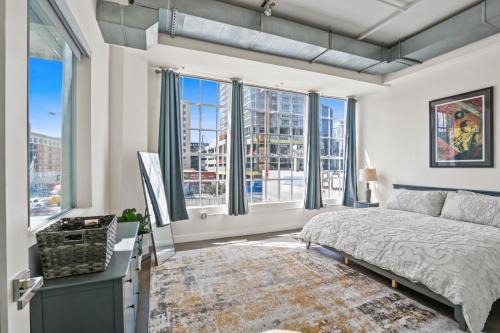 Stunning DTLA Gem 2 bed with pool, gym and parking