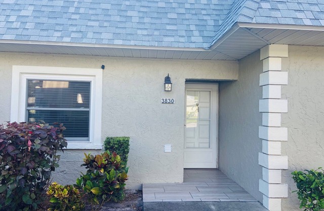 Stunning End Unit Villa - Fully Remodeled in Seven Springs Golf & Country Cub