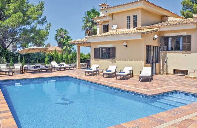 Stunning home in Bahia Azul-Badia Blava