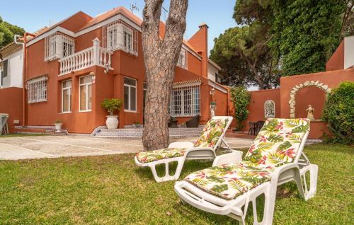 Stunning Home In Chiclana De La Fronter