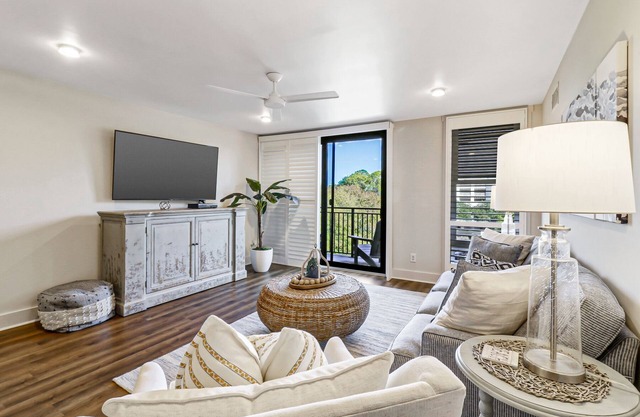 Stunning Harbour Town Penthouse Flat in Sea Pines, Spectacular Location!