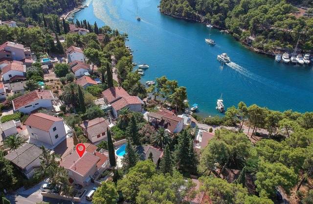 Stunning home in Vrboska with kitchen
