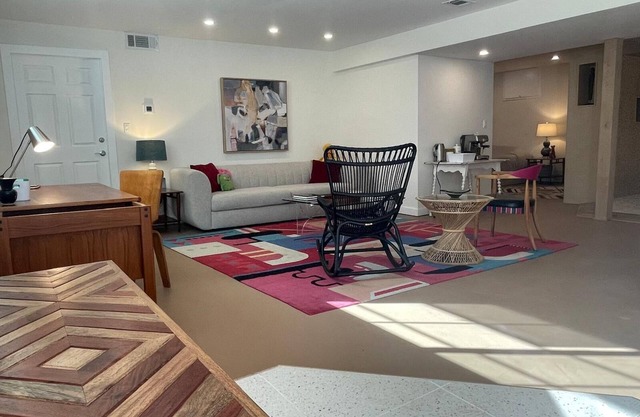 Stunning Hummingbird Apartment @ Fallen Tree House