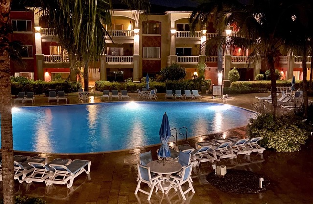 Stunning Infinity Bay. Pool and Ocean View. Mere steps to the beach.