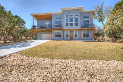 Stunning Lake Home with Pool-Beach-Gym-Boat Access