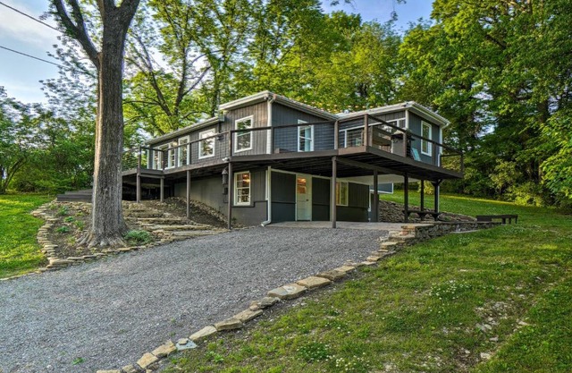 Stunning Lake-View Home 22 Mi to Nashville!