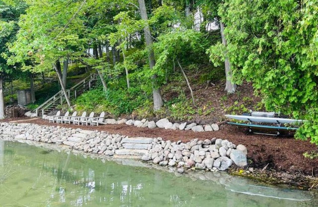 Stunning Lakefront Cottage