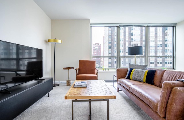Stunning Lakeview 1BR w/Rooftop Pool, near Wrigley Field, by Blueground