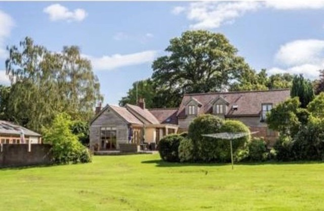 STUNNING LARGE COUNTRY FAMILY HOME, INDOOR POOL, SLEEPS 12, SECLUDED GARDEN