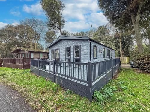 Stunning Lodge With Large Decking At Azure Seas In Suffolk Ref 32109Og