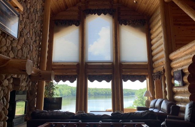 Stunning Log Cabin W/River Views and Hot Tub