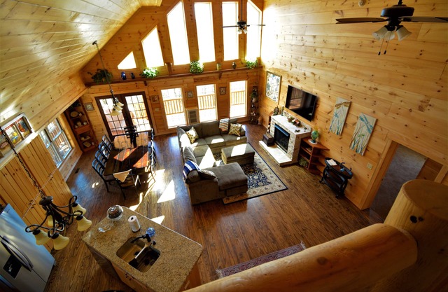 Stunning Log Home, 6 bedrooms, 5.5 baths, sleeps 11 on 10 secluded acres