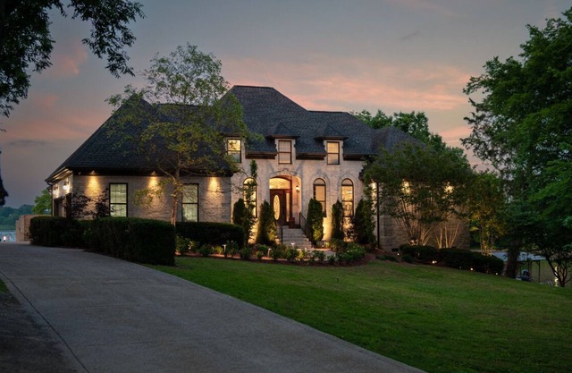 Stunning Luxury@Lakehouse Mansion w Pool&Spa10min from airport 20min dwntwn