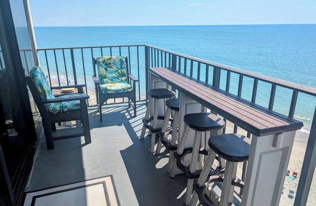 Stunning OCEAN FRONT Large 2 bedroom SUITE with breathtaking views