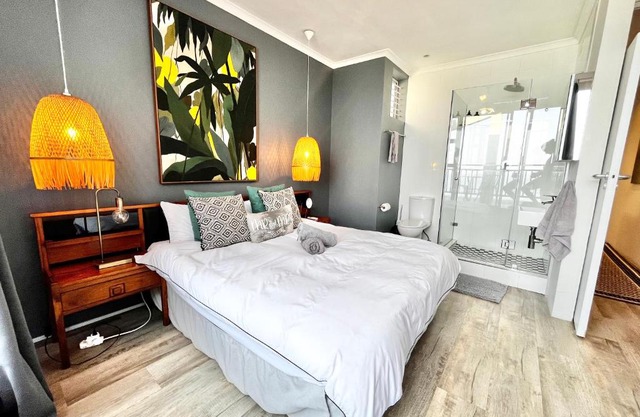 Stunning Oceanfront Apartment with a balcony overlooking Umdloti Beach