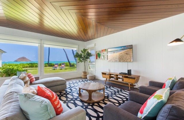 Stunning Oceanfront Beach House w/AC & Mokulua Isle Views at Lanikai Oceanside