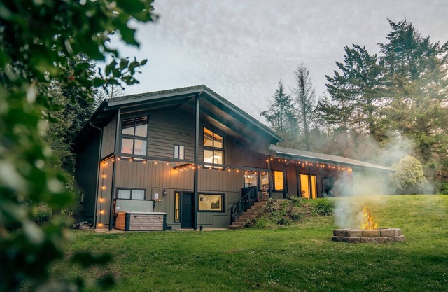 Stunning Oceanview Hillside Home w/Theater & Spa