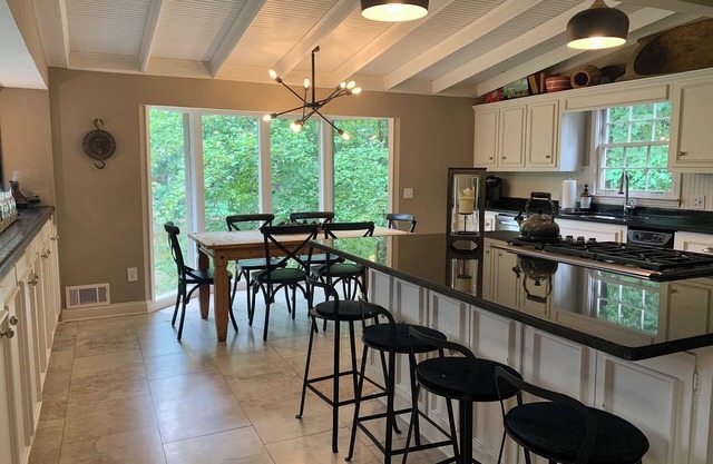 Stunning open plan huge kitchen on lake games rm bar firepit restaurants 4 beds