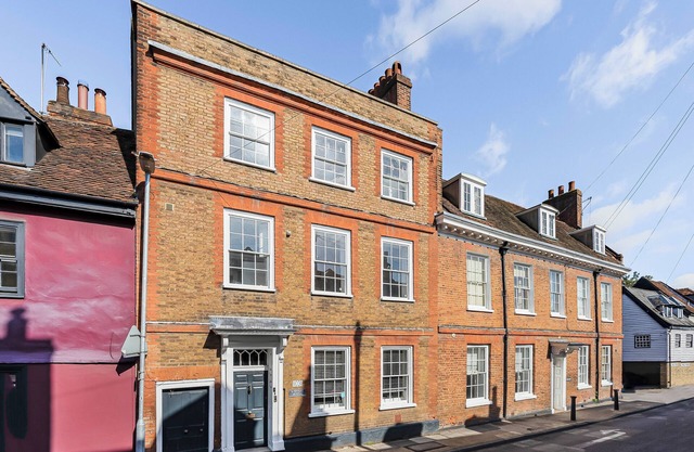 Stunning period townhouse in the heart of Hertford close to London