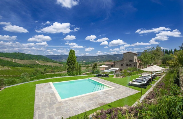 Stunning private villa with WIFI, A/C, private pool, hot tub, TV, patio, close to Greve In Chianti