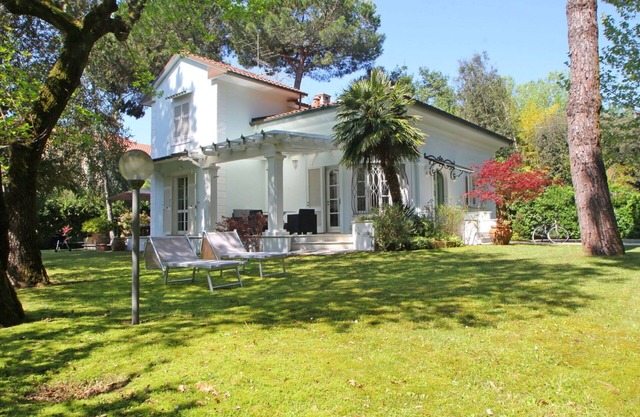 Stunning private villa with WIFI, A/C, TV, veranda and pets allowed, close to Forte Dei Marmi