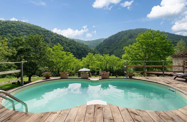 Stunning private villa with WIFI, private pool, TV, patio and panoramic view, close to Florence