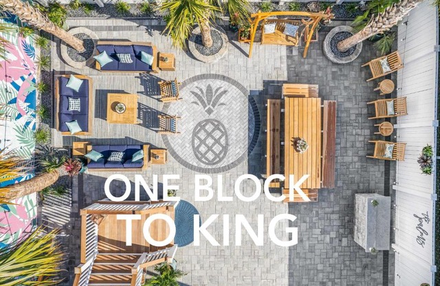 Stunning Private Courtyard - 1 BLOCK TO KING