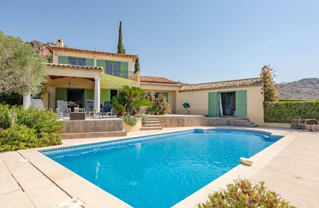 Stunning private villa for 8 guests with WIFI, A/C, private pool, TV, terrace and parking