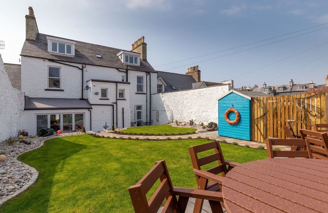 Stunning private villa for 16 guests with WIFI, TV, patio and pets allowed