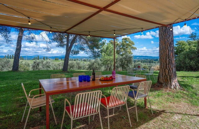 Stunning private villa for 11 guests with WIFI, A/C, TV and patio