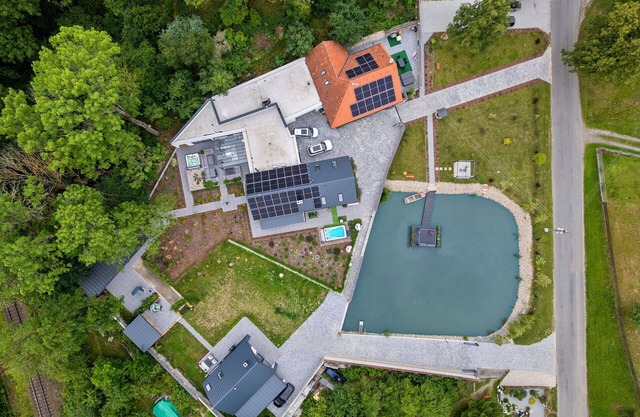 Stunning private villa for 6 guests with A/C, hot tub, WIFI, TV, terrace, pets allowed and parking