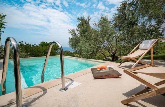 Stunning private villa for 8 people with private pool, A/C, WIFI, TV, terrace and pets allowed