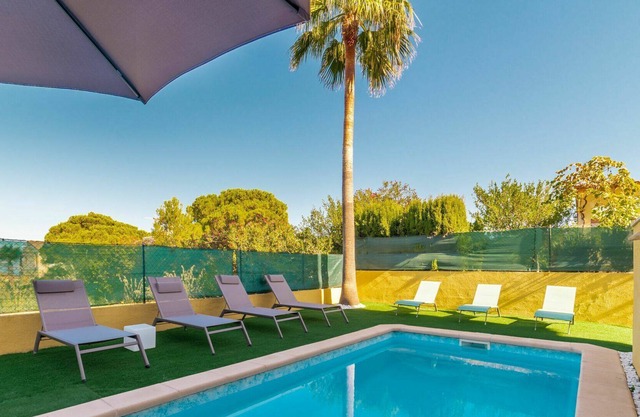 Stunning private villa for 8 people with WIFI, A/C, hot tub, private pool, TV, patio and parking