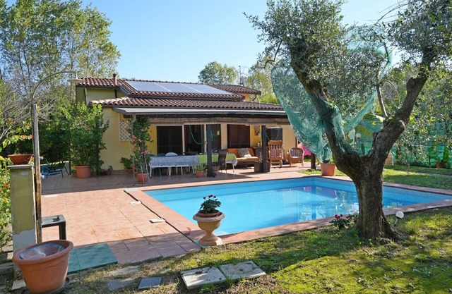 Stunning private villa with private pool, WIFI, A/C, TV, veranda, pets allowed, close to La Spezia