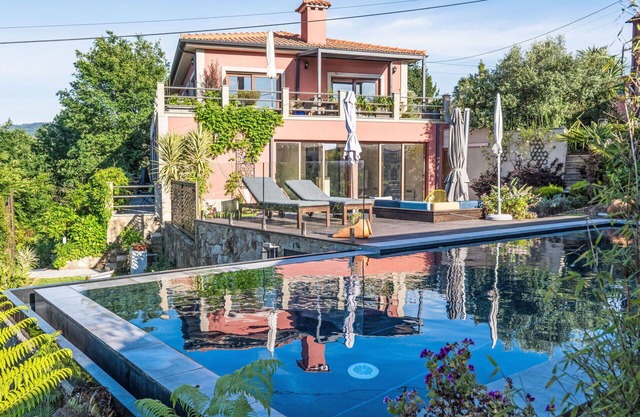 Stunning private villa for 12 people with WIFI, private pool, TV, patio and parking