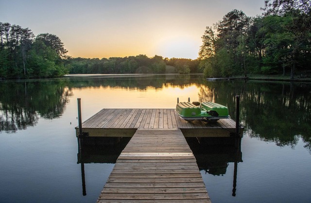 STUNNING RETREAT, only 15 min to GSP! Family Fun, Great View!