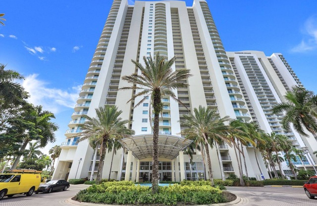 Stunning Riverfront High Rise 2-bed condo w/Pool, Spa, Fitness, Clubroom & More!