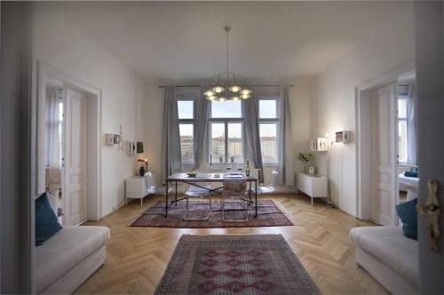 Stunning Riverview Apartment