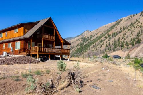 Stunning Salmon Riverfront Cabin