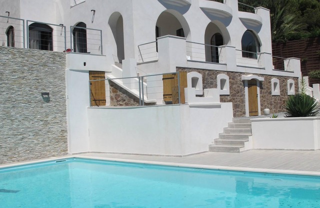Stunning Sea-View Villa with Heated Pool – 3 A/C Bedrooms in Anthéor