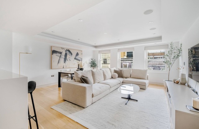 Stunning single level Mayfair flat with AC & Large living/dining area