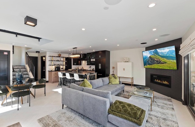 Stunning SKI IN SKI OUT Modern Mountain Townhouse - Community Amenities: Pickleball, Tennis, Basketball & Spa HOT TUB! Beautifully Updated 3 Bedroom 3.5 Bathroom w/Outdoor Patio & Firepit! Gated Community! 50 Yards From Bear Mountain with Slop Acces