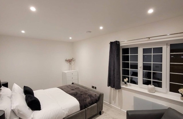 Stunning Spacious 1 Bed Flat In Rochester Strood Located On High Street