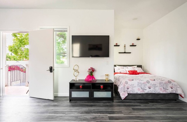 Stunning studio in the safest neighborhood of LA