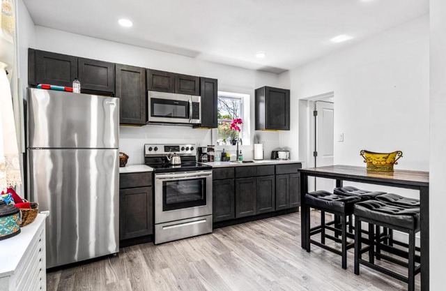 Stunning Tacony 2bd - Private Parking